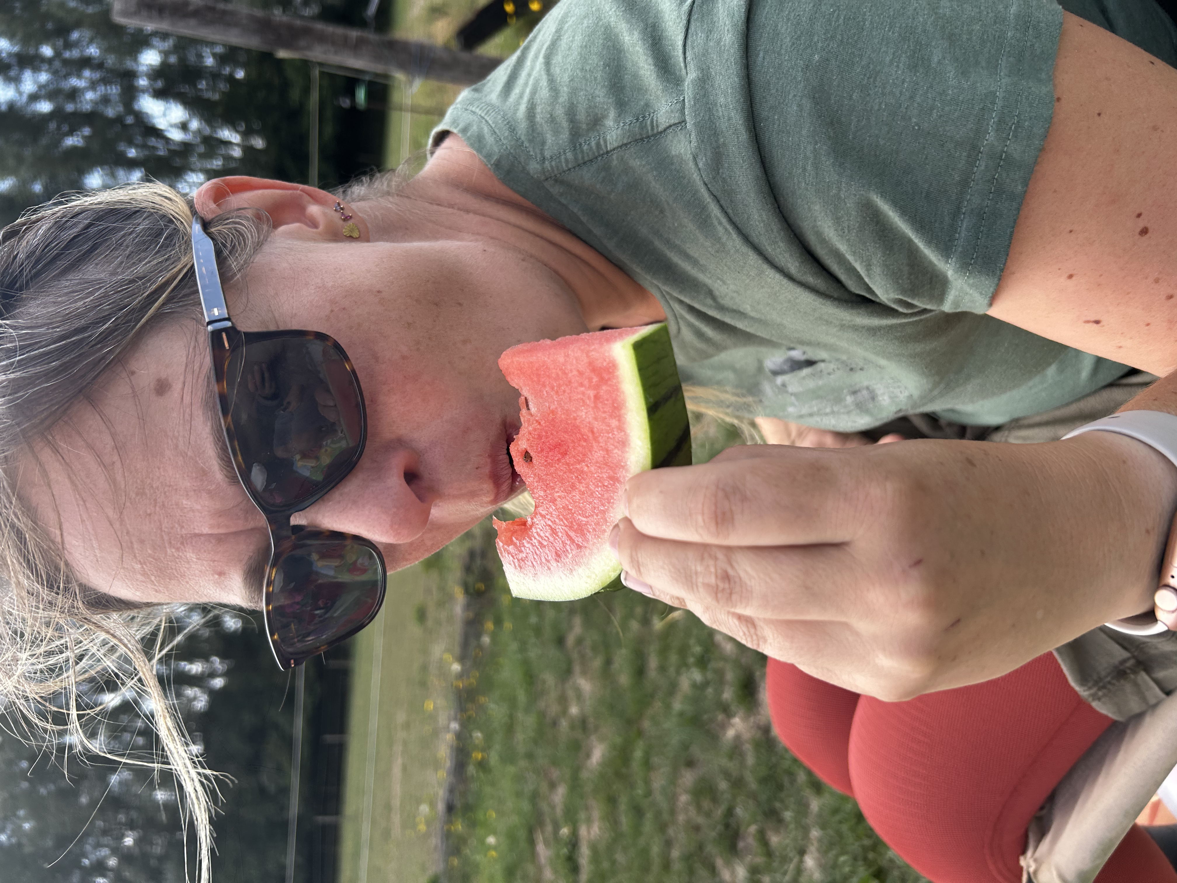 Watermeloen eten tijdens een kampje